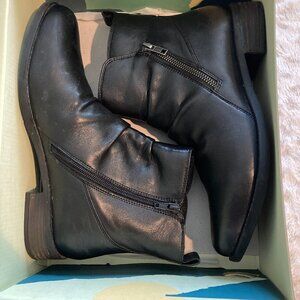 Earth Alana Skellig Wide 9.5 Black Booties